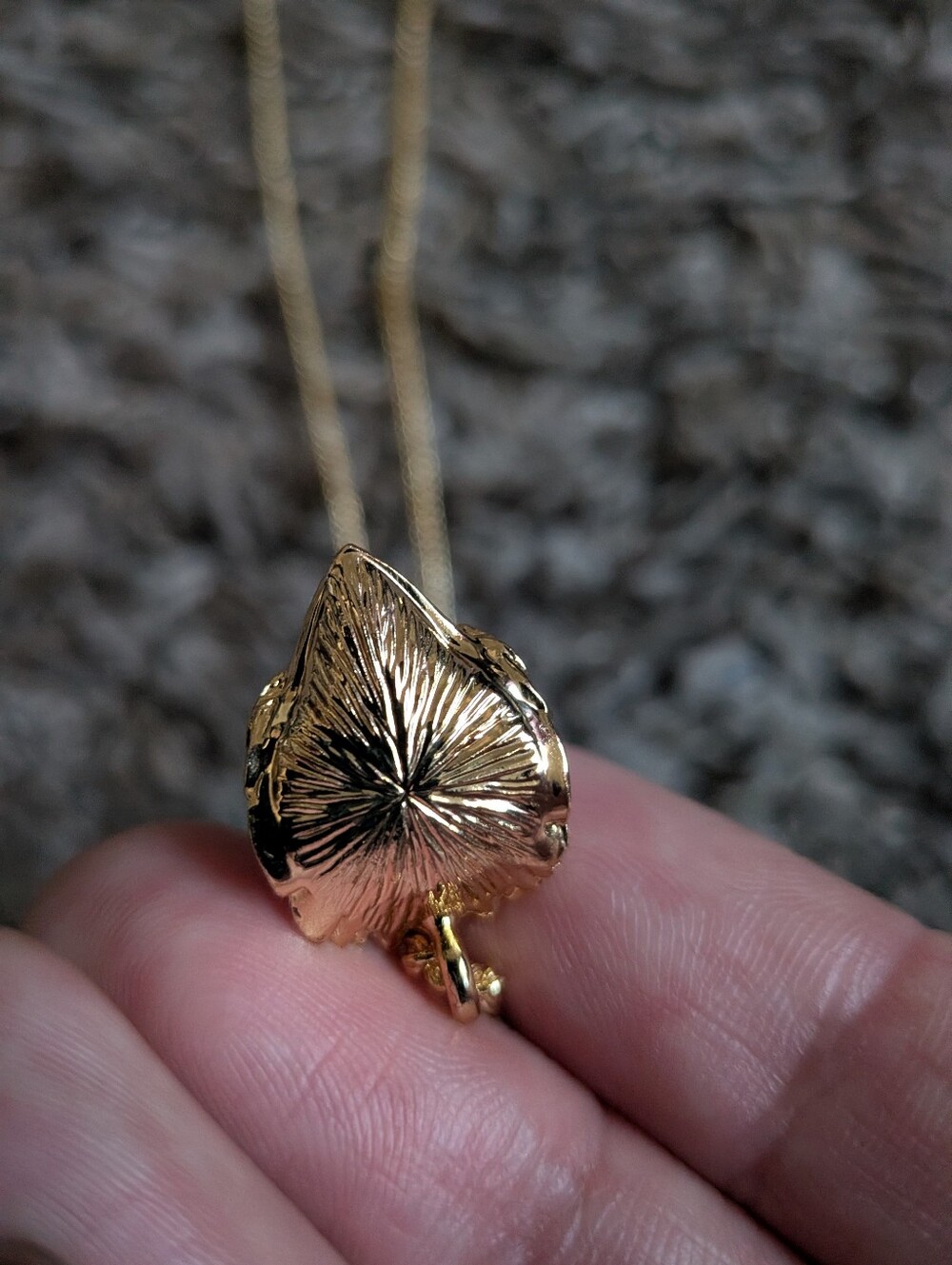 Kurt Geiger Eagle Head Gold Tone Multicolor Charm Pendant Necklace NEW - Picture 3 of 8